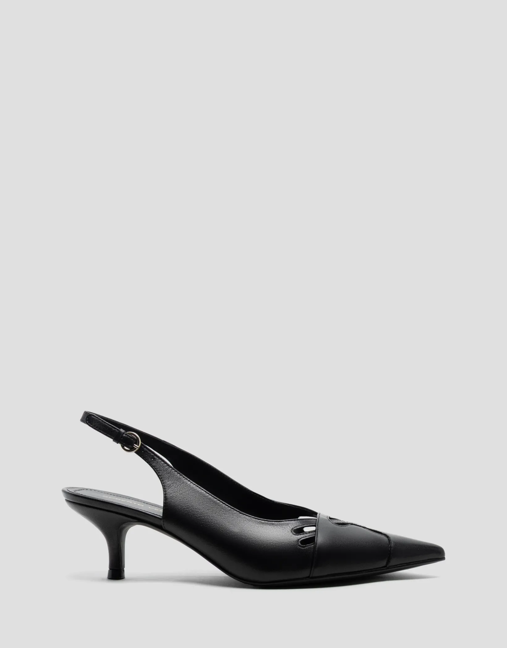 Zapato salón destalonado piel negra con cortes